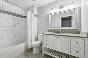 811 Burr Oaks Dr, Unit 407 in West Des Moines, IA - Building Photo