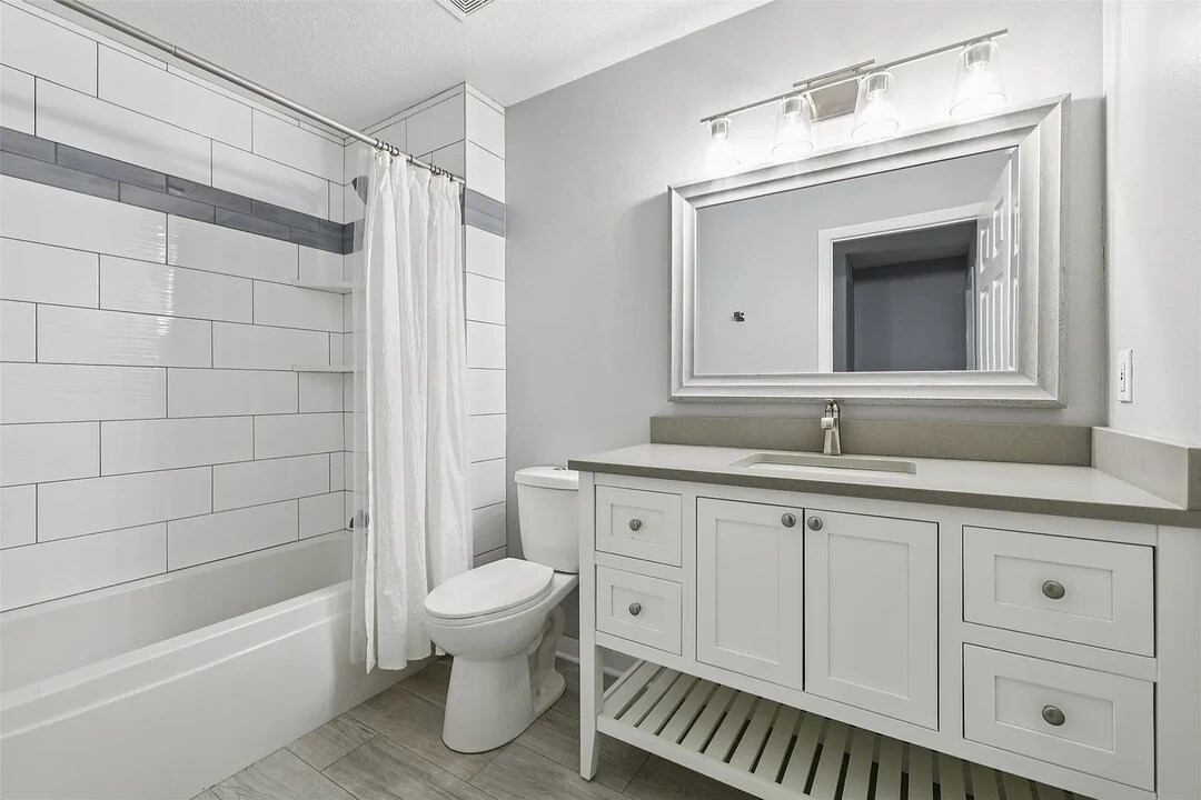 811 Burr Oaks Dr, Unit 407 in West Des Moines, IA - Building Photo