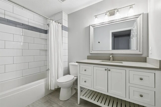 811 Burr Oaks Dr, Unit 407