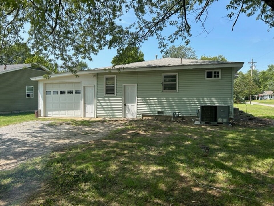 2002 W 11th St in Joplin, MO - Building Photo