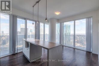 100 Harbour St in Toronto, ON - Building Photo - Building Photo
