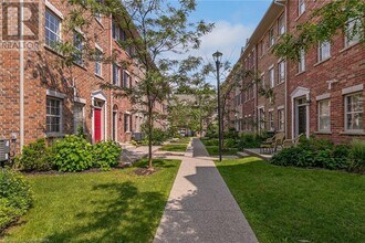 12 Oxfordshire Ln in Kitchener, ON - Building Photo - Building Photo