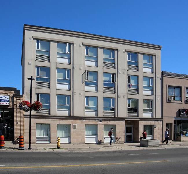 2802 Danforth Ave in Toronto, ON - Building Photo - Primary Photo