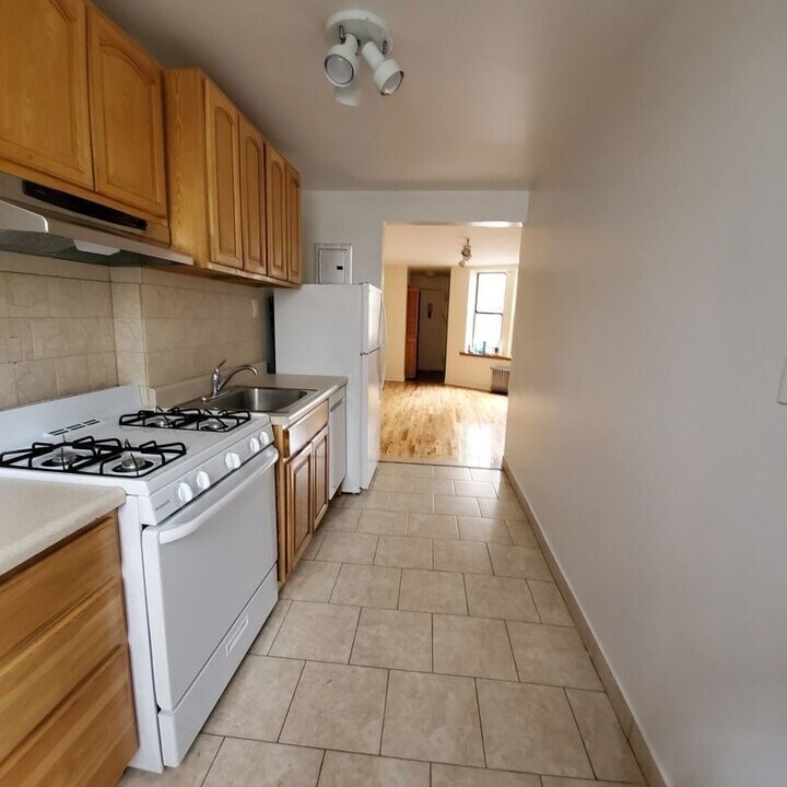 10 Adrian Ave in New York, NY - Foto de edificio