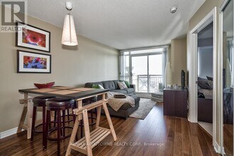 2325 Central Park Dr in Oakville, ON - Building Photo - Building Photo