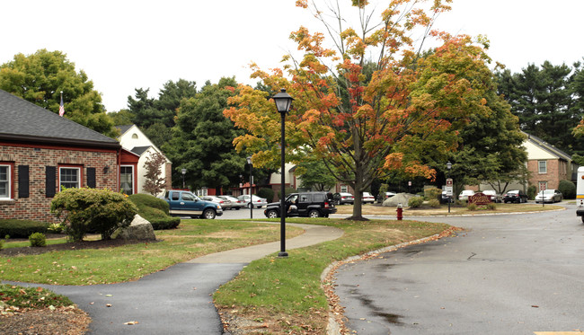 Colonial Gardens in Lynnfield, MA - Building Photo - Building Photo