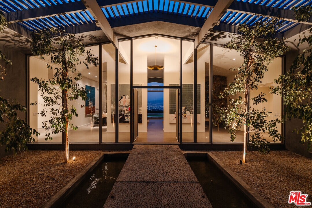 8559 Edwin Dr in Los Angeles, CA - Building Photo