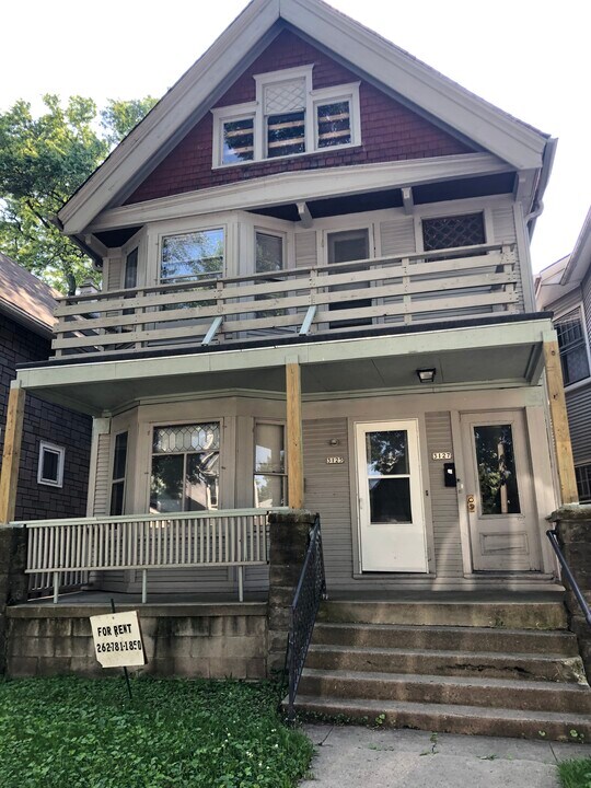 3127 N Bartlett Ave, Unit 2 in Milwaukee, WI - Foto de edificio