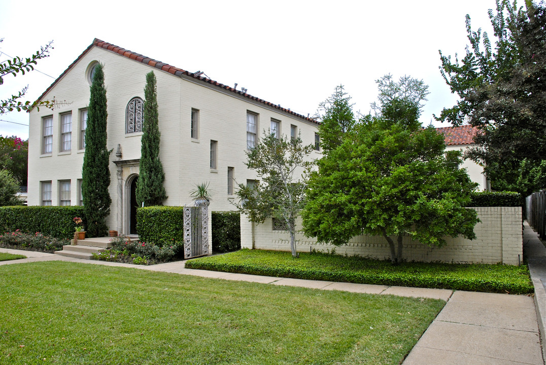 Palm Court Apartments in University Park, TX - Building Photo