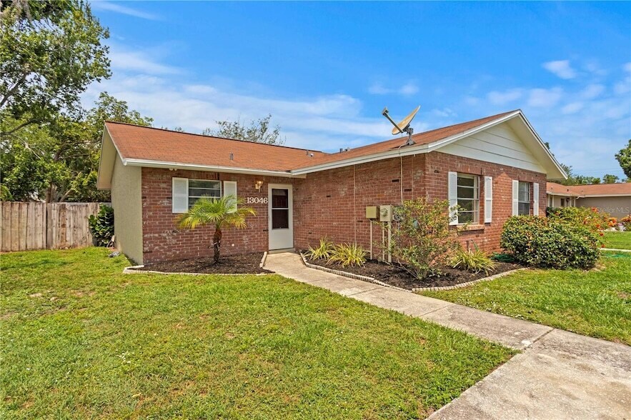 13046 Leverington St in Tampa, FL - Foto de edificio