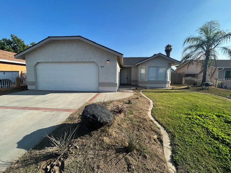 363 W Meadow Dr in Tulare, CA - Building Photo