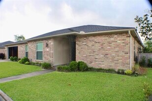 5662 Longwood St in Beaumont, TX - Building Photo