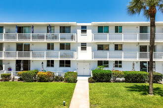 Saturn Condos in Cocoa Beach, FL - Foto de edificio - Building Photo