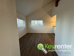 1902 S Sheridan Ave-Unit -Unit A (Upstairs) in Tacoma, WA - Building Photo - Building Photo