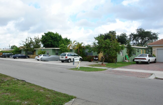 2563-2571 NW 13th Ct in Fort Lauderdale, FL - Building Photo - Building Photo