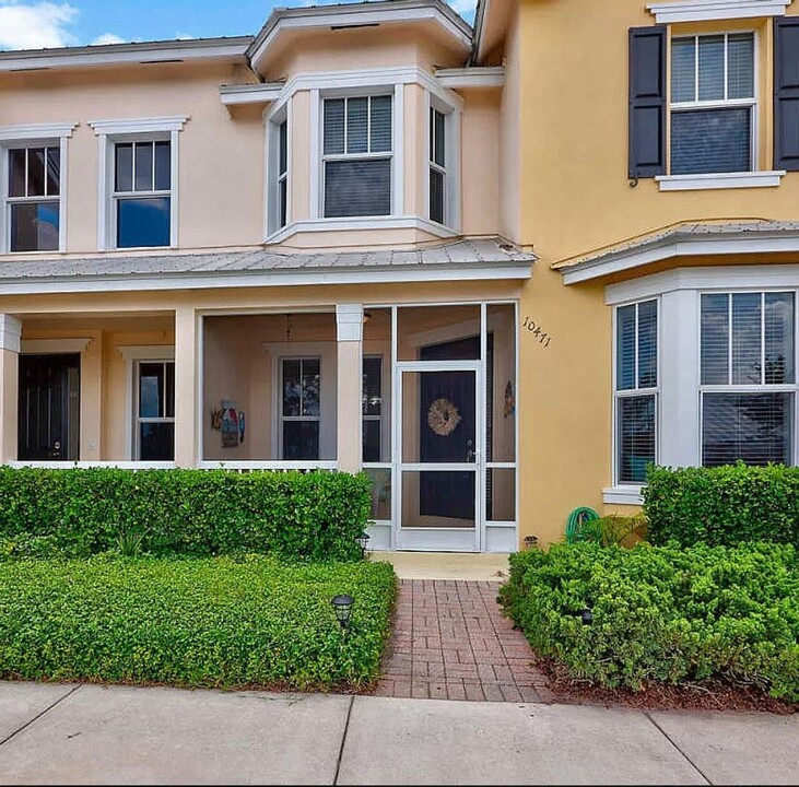 10471 SW Academic Way in Port St. Lucie, FL - Foto de edificio