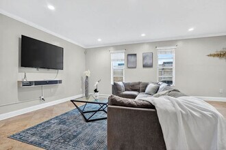 2423 NE 202nd St in Miami, FL - Building Photo - Building Photo