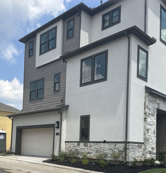 property at 3218 Royal Oaks Holw Ln