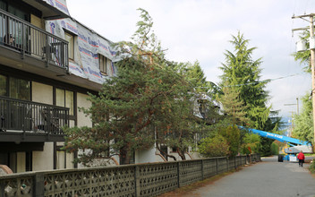 Hampton Court Apartments in North Vancouver, BC - Building Photo - Building Photo