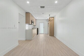 55 SW 13th St in Dania Beach, FL - Foto de edificio - Building Photo