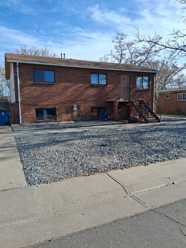6764 Locust St in Commerce City, CO - Foto de edificio - Building Photo