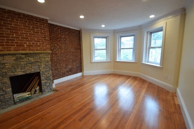 1619 Beacon St, Unit 2 in Brookline, MA - Building Photo - Building Photo