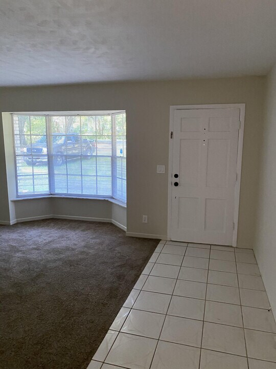 740 Knowles Rd in Brandon, FL - Building Photo