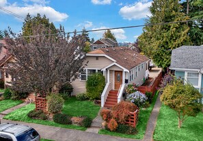 7911 5th Ave NE, Unit 2 in Seattle, WA - Building Photo