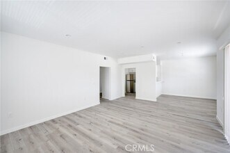 14526 Hartland St-Unit -201 in Los Angeles, CA - Building Photo - Building Photo