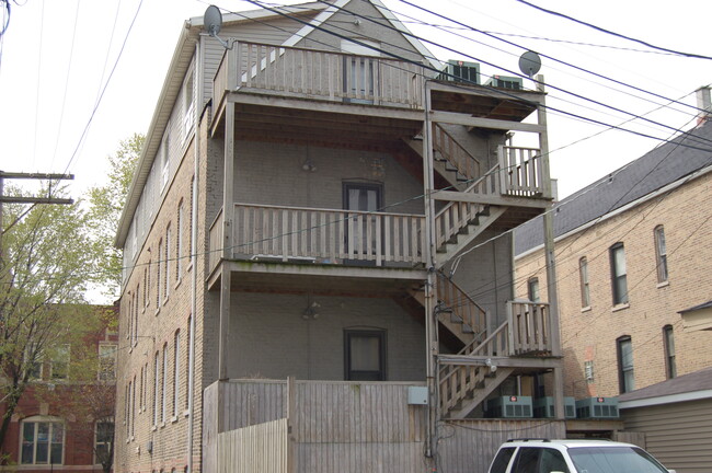 2114 W Lyndale St, Unit 2r in Chicago, IL - Building Photo - Building Photo