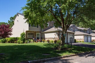 5000 Townehouse Dr in Coram, NY - Foto de edificio - Building Photo