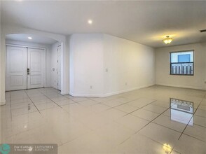 8751 NW 102nd Pl in Doral, FL - Building Photo - Building Photo