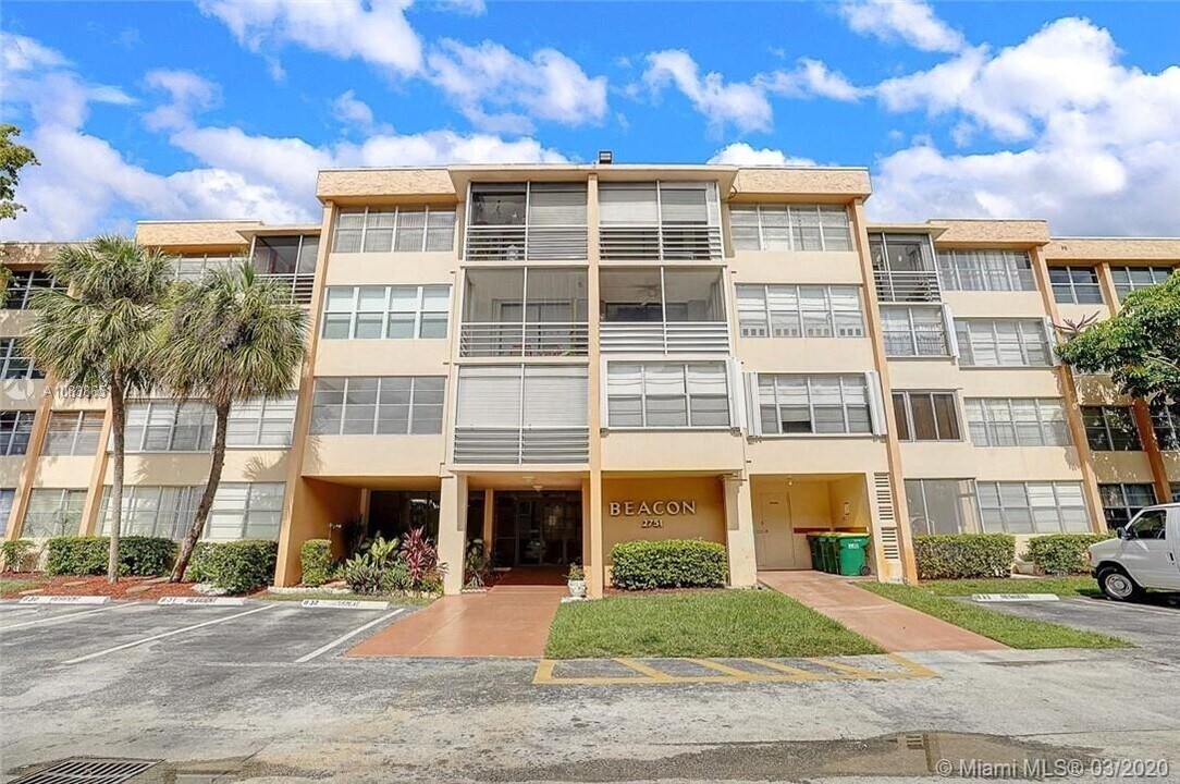 2751 Taft St-Unit -312 in Hollywood, FL - Building Photo