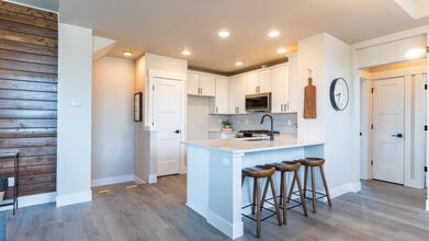 63104 Sophwith Ln, Unit A in Bend, OR - Foto de edificio - Building Photo