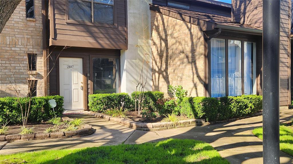 8020 Braesmain Dr in Houston, TX - Building Photo