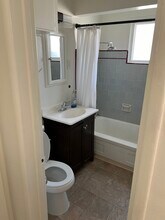 2542 N Buena Vista St, Unit 2544 in Burbank, CA - Foto de edificio - Building Photo