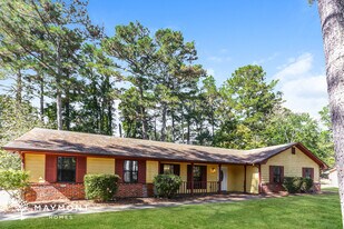 575 Scarborough Rd in Ellenwood, GA - Building Photo