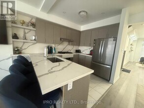 817-817 Conlin Rd E in Oshawa, ON - Building Photo - Building Photo