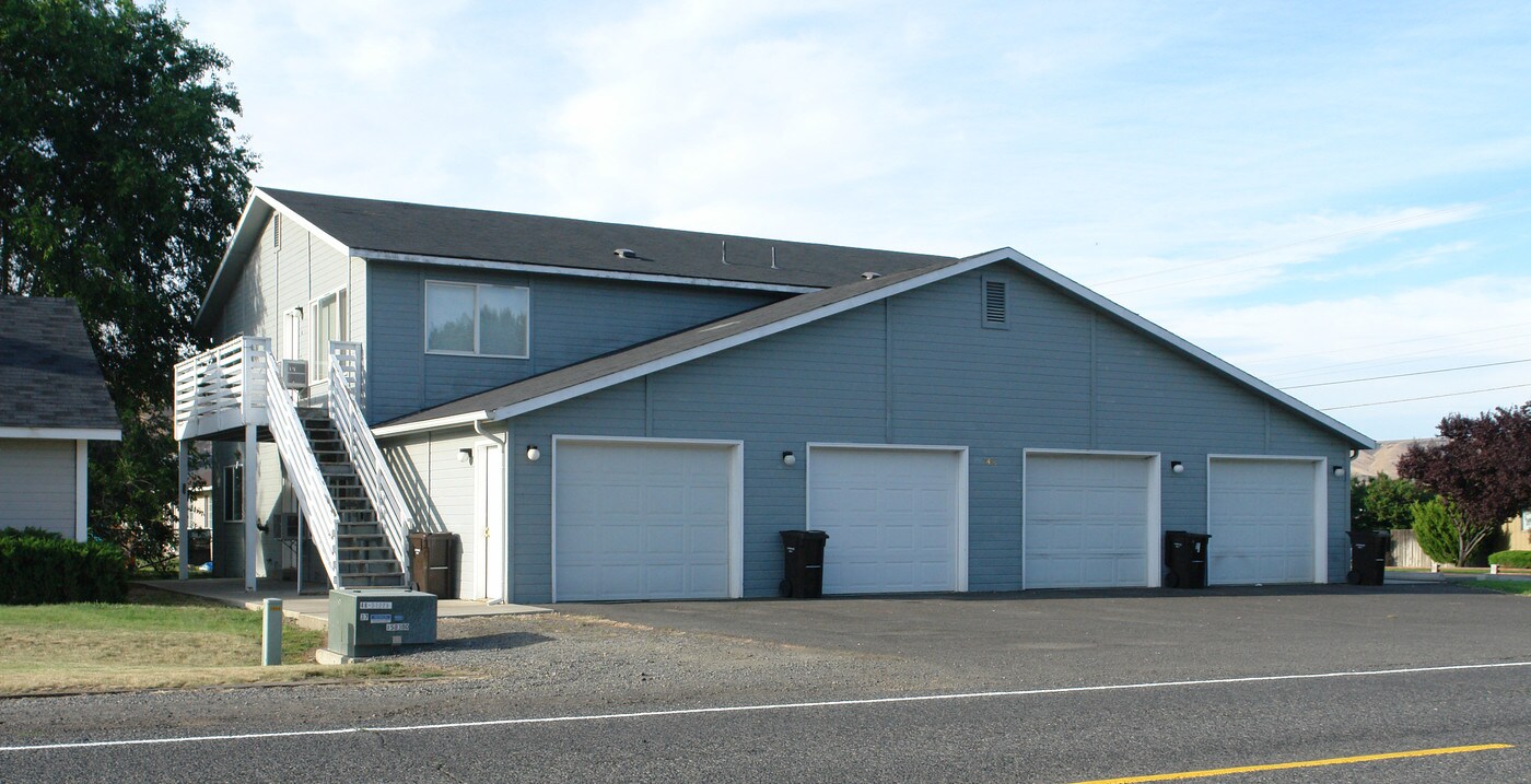 3401 Castlevale Rd in Yakima, WA - Foto de edificio