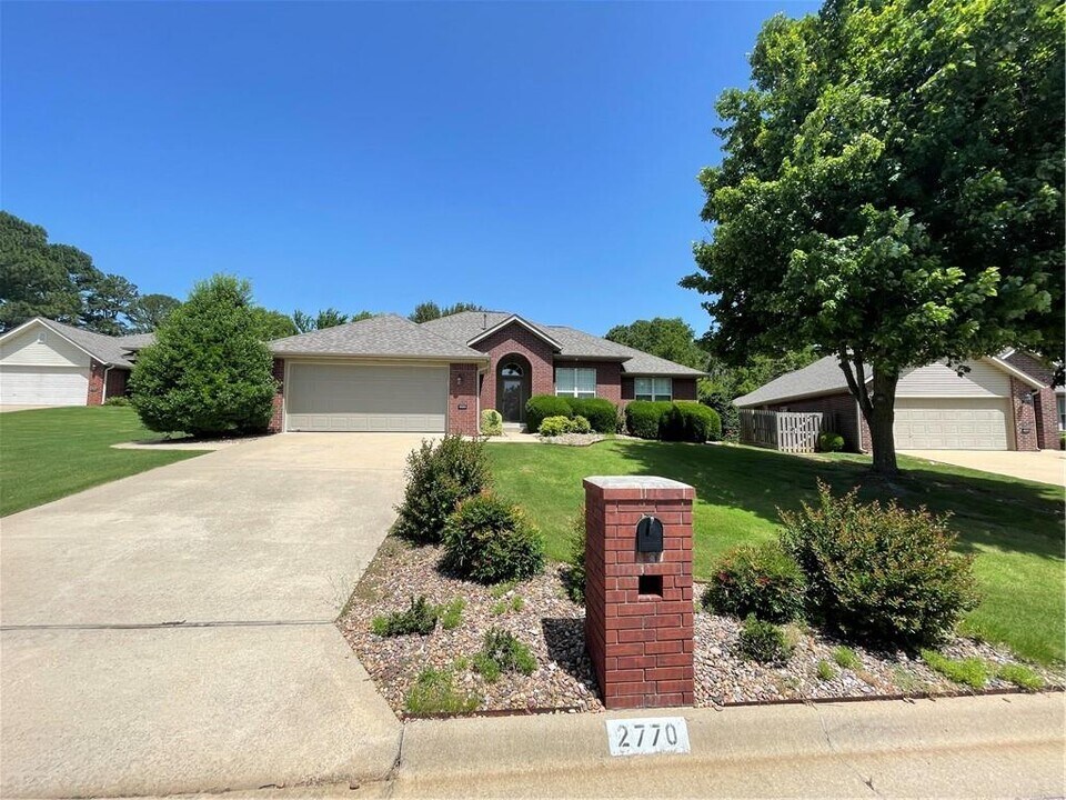 2770 N Ashbrook Dr in Fayetteville, AR - Foto de edificio