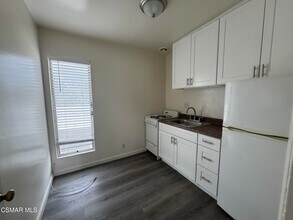 13507 Victory Blvd, Unit 11 in Los Angeles, CA - Foto de edificio - Building Photo