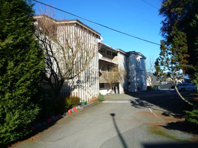7165 Pandora St in Burnaby, BC - Building Photo
