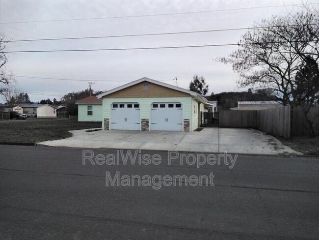 2347 Cannon Ave in Roseburg, OR - Building Photo - Building Photo