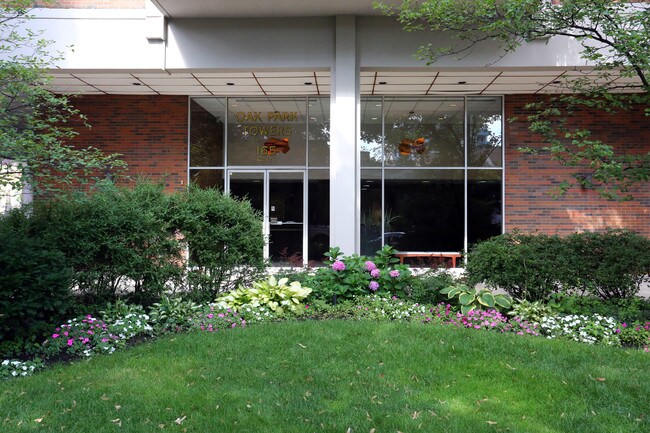 Oak Park Towers in Oak Park, IL - Foto de edificio - Building Photo