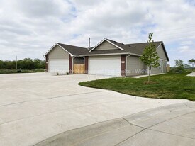 5472 N Colburn Ct in Bel Aire, KS - Building Photo