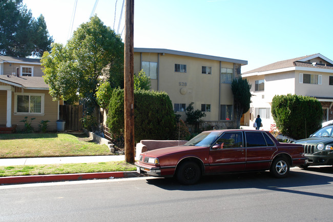 528 E Maple St in Glendale, CA - Foto de edificio - Building Photo