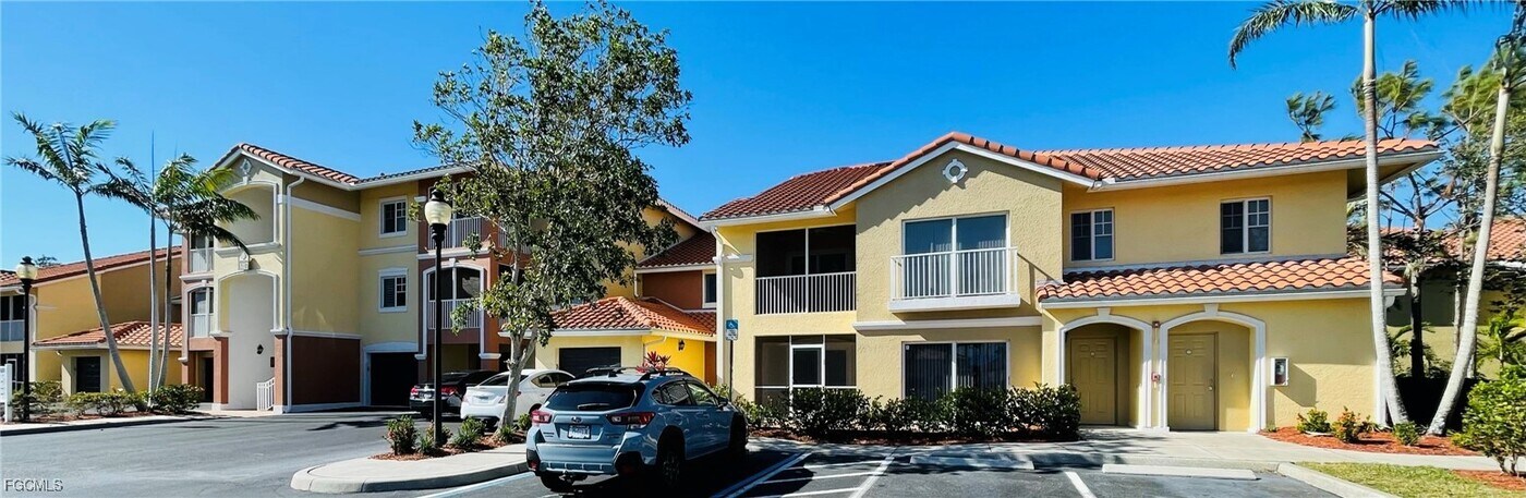 13100 Bella Casa Cir in Ft. Myers, FL - Building Photo