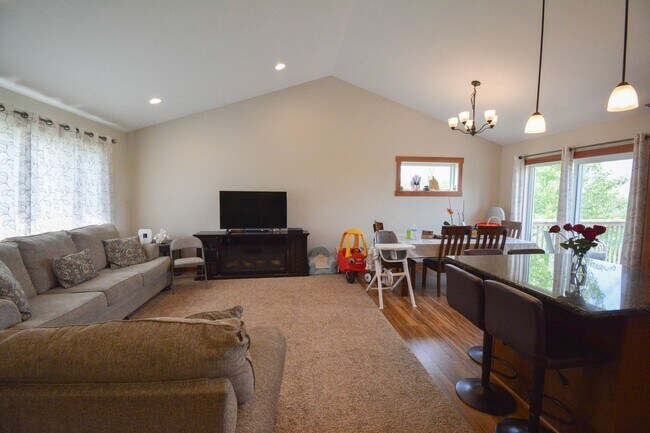 3999 Stone Point Dr NE in Rochester, MN - Building Photo - Building Photo