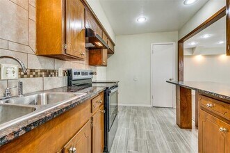 110 Crandall Rd in Irving, TX - Building Photo - Building Photo