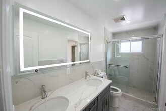 61 Beaumont Dr in Plainview, NY - Building Photo - Building Photo